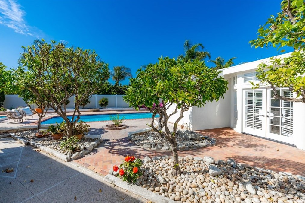 1086 Santa Cruz Cir, Costa Mesa CA  92626-1618 exterior