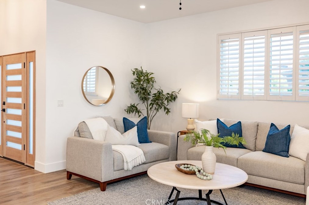 1086 Santa Cruz Cir, Costa Mesa CA  92626-1618 exterior