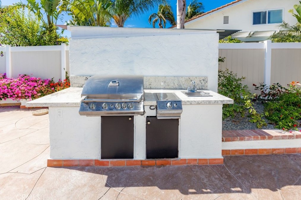 1086 Santa Cruz Cir, Costa Mesa CA  92626-1618 exterior