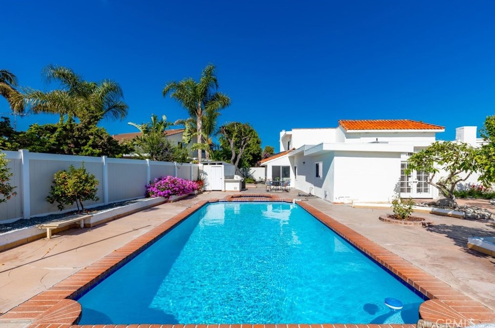 1086 Santa Cruz Cir, Costa Mesa CA  92626-1618 exterior