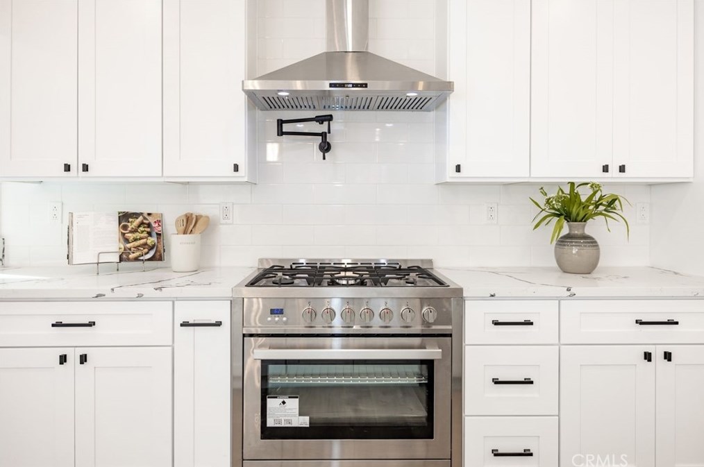 1086 Santa Cruz Cir, Costa Mesa CA  92626-1618 exterior