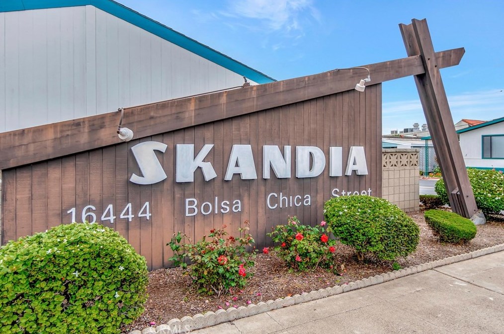 16444 Bolsa Chica St, Huntington Beach CA  92649-2601 exterior