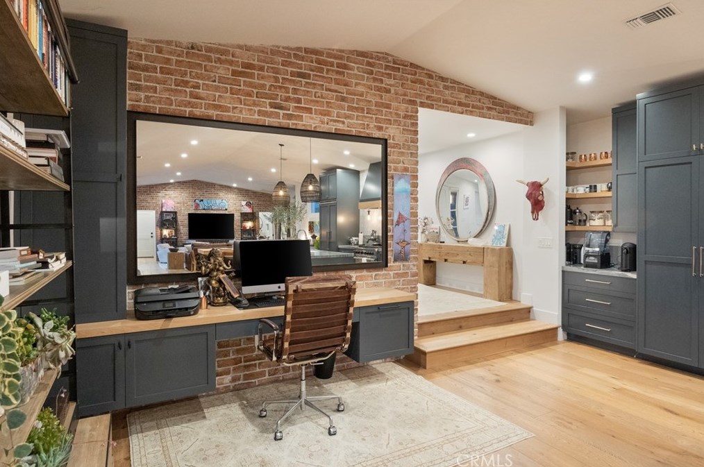 337 Costa Mesa St, Costa Mesa CA  92627-2307 exterior