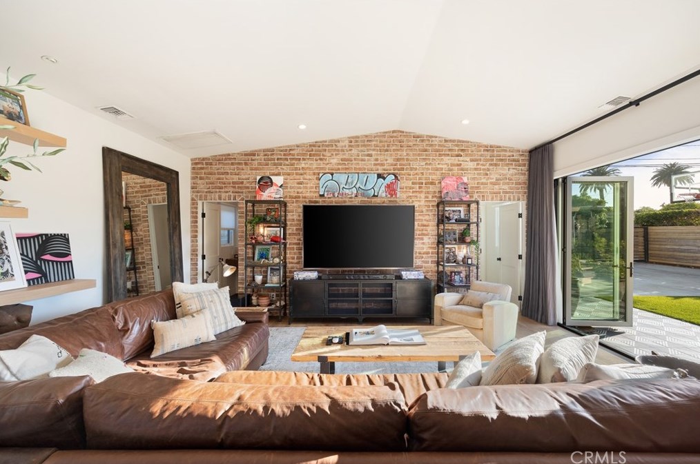 337 Costa Mesa St, Costa Mesa CA  92627-2307 exterior