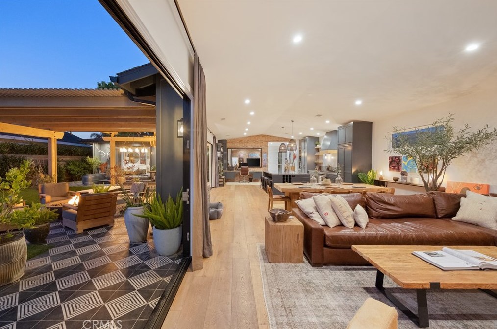 337 Costa Mesa St, Costa Mesa CA  92627-2307 exterior