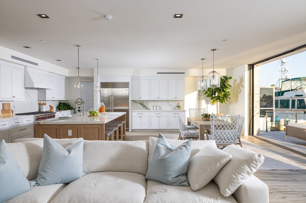 17007 Edgewater Ln, Huntington Beach CA  92649-4207 exterior