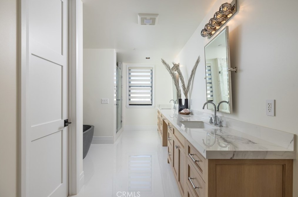 17007 Edgewater Ln, Huntington Beach CA  92649-4207 exterior