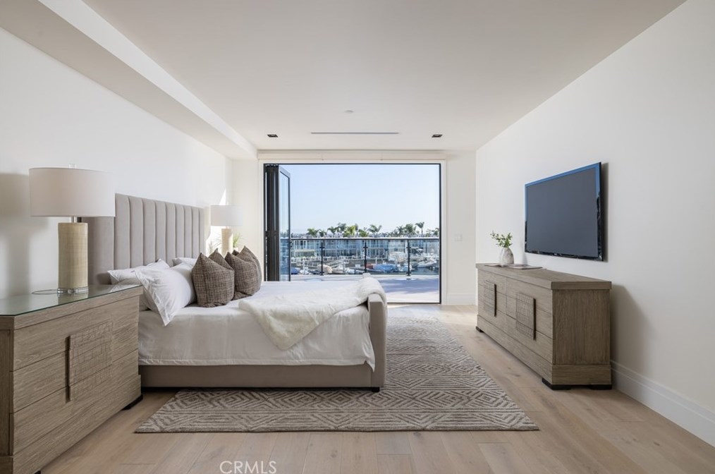 17007 Edgewater Ln, Huntington Beach CA  92649-4207 exterior
