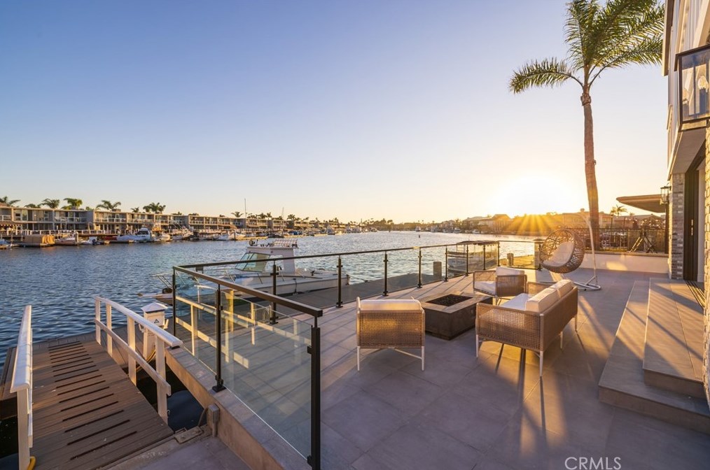 17007 Edgewater Ln, Huntington Beach CA  92649-4207 exterior