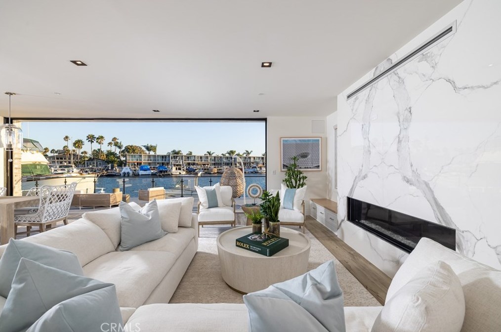 17007 Edgewater Ln, Huntington Beach CA  92649-4207 exterior
