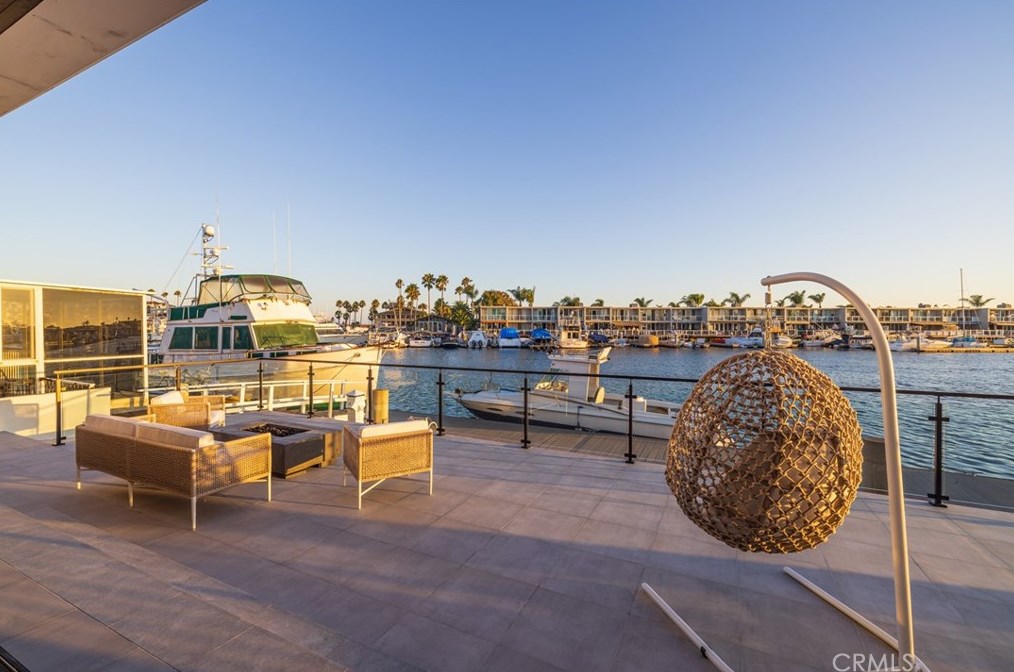 17007 Edgewater Ln, Huntington Beach CA  92649-4207 exterior