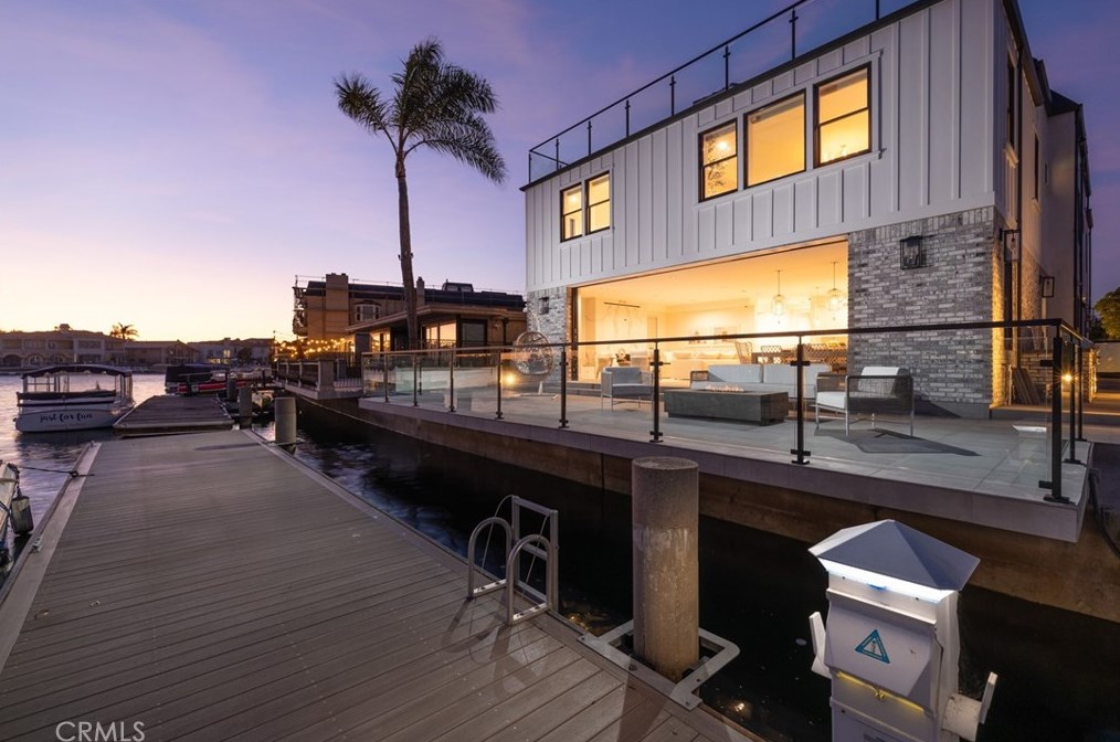 17007 Edgewater Ln, Huntington Beach CA  92649-4207 exterior