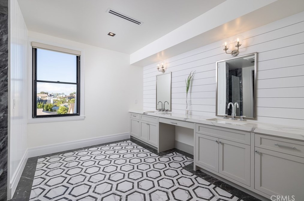 17007 Edgewater Ln, Huntington Beach CA  92649-4207 exterior