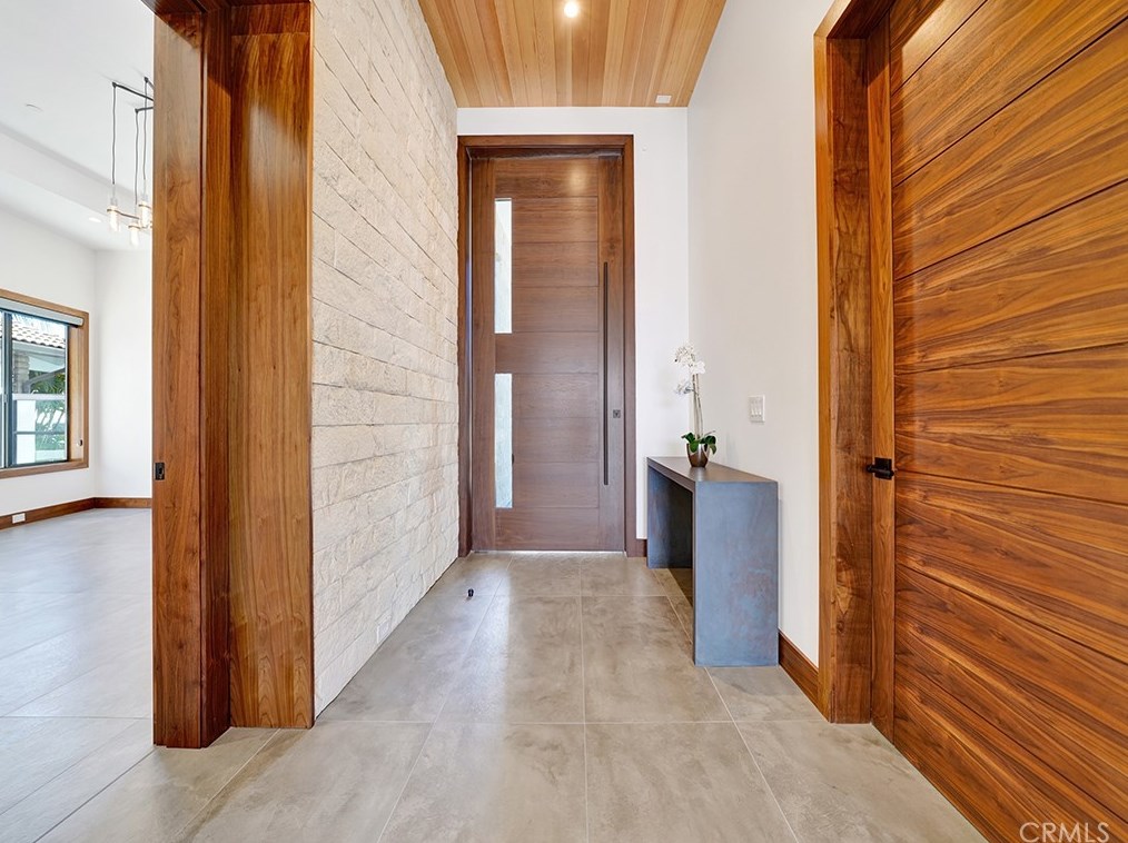 17091 Edgewater Ln, Huntington Beach CA  92649-4207 exterior