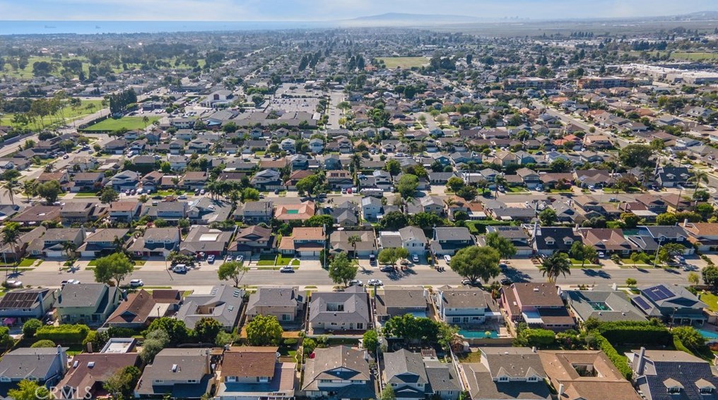 16342 Gentry Ln, Huntington Beach CA  92647-3304 exterior