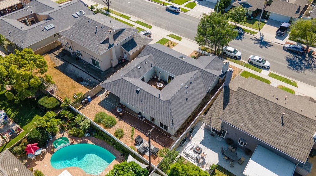 16342 Gentry Ln, Huntington Beach CA  92647-3304 exterior