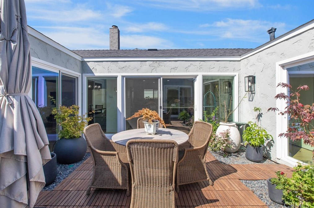 16342 Gentry Ln, Huntington Beach CA  92647-3304 exterior
