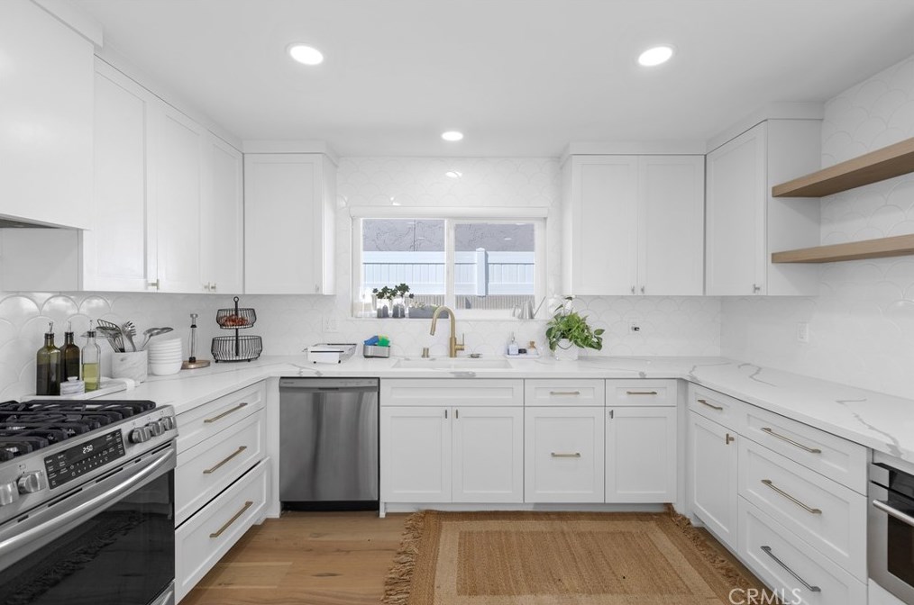 16342 Gentry Ln, Huntington Beach CA  92647-3304 exterior