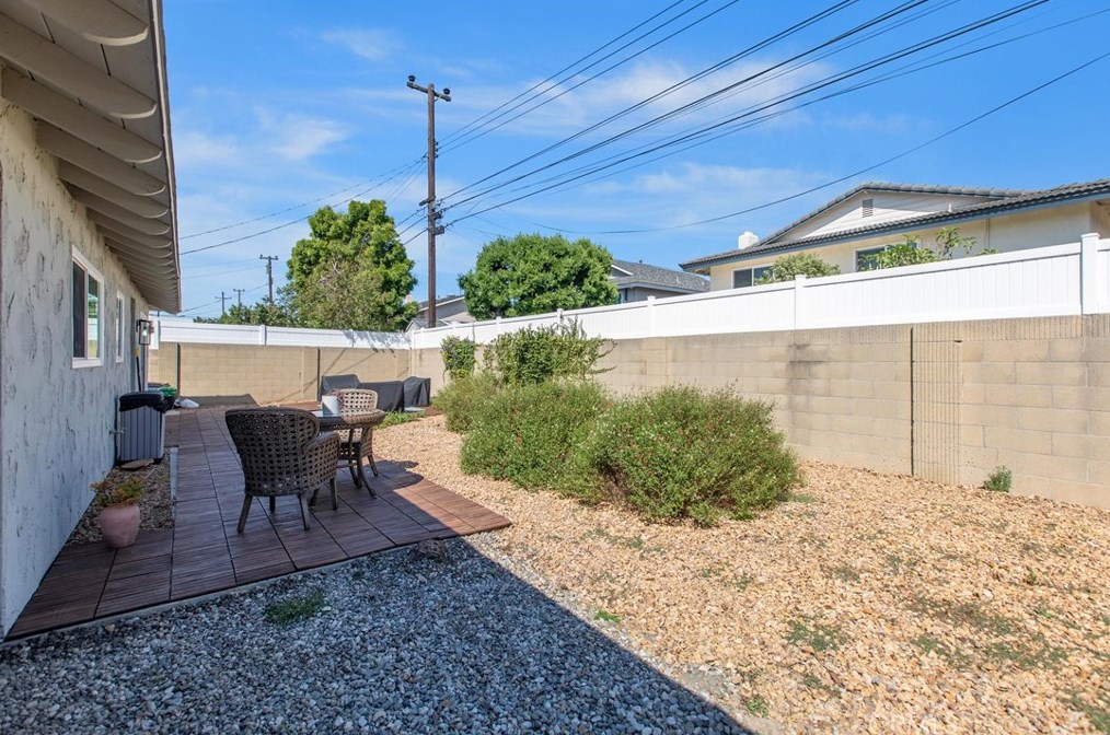 16342 Gentry Ln, Huntington Beach CA  92647-3304 exterior