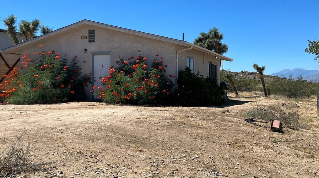 7586 Olympic Rd, Joshua Tree CA  92252-2956 exterior