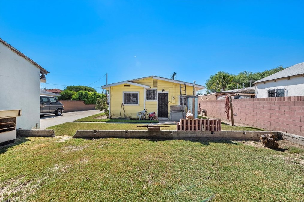 12225 Meadow Dr, Artesia CA  90701-7005 exterior