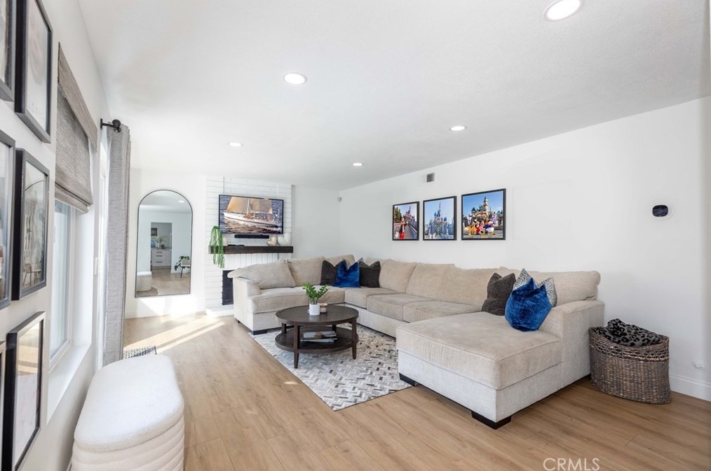 1117 Dennis Dr, Costa Mesa CA  92626-1650 exterior