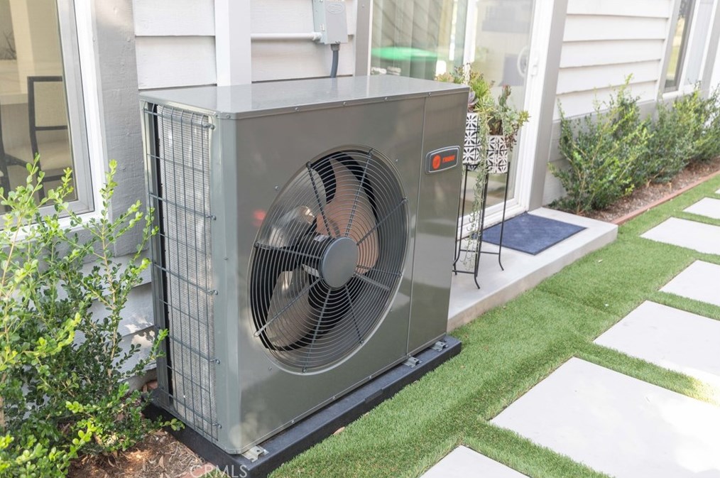 1117 Dennis Dr, Costa Mesa CA  92626-1650 exterior