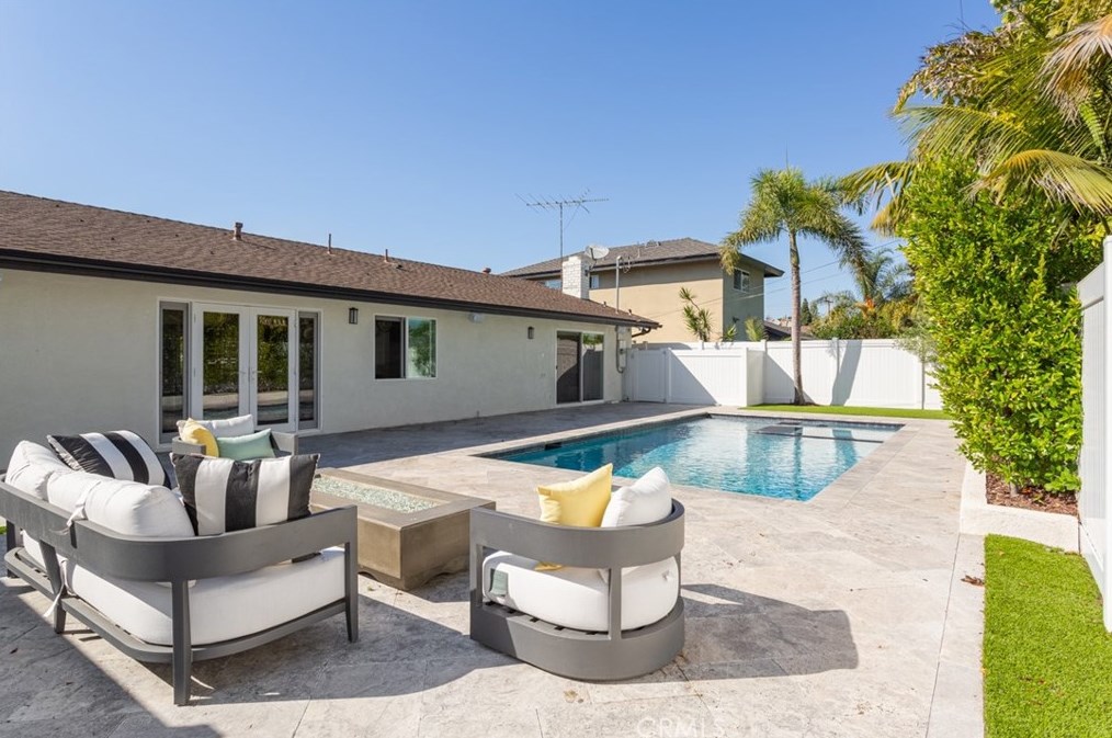 3102 Roanoke Ln, Costa Mesa CA  92626-3022 exterior