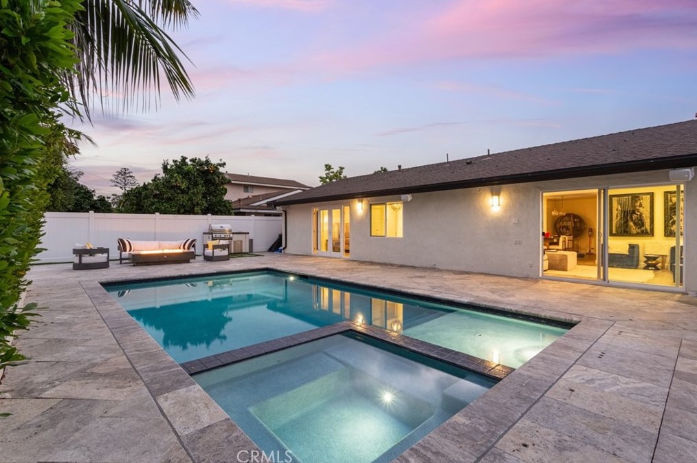 3102 Roanoke Ln, Costa Mesa CA  92626-3022 exterior