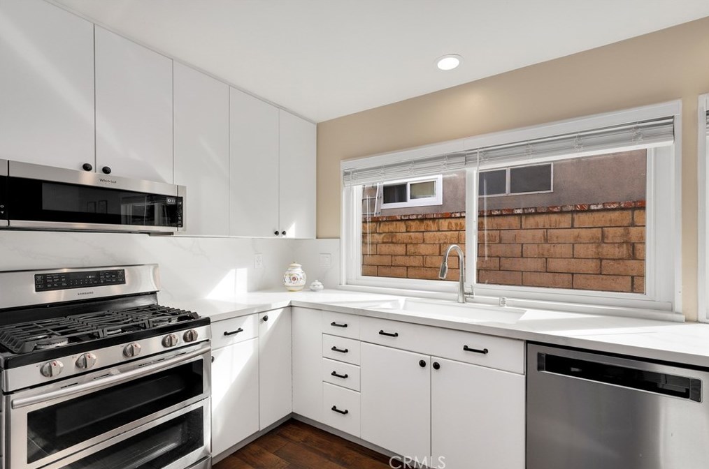 6842 Capstone Dr, Huntington Beach CA  92647-5606 exterior
