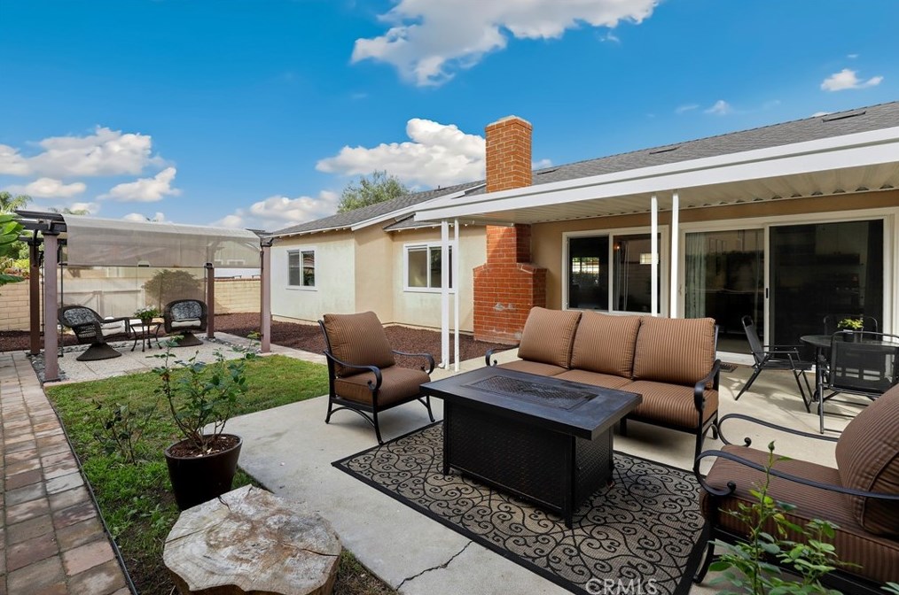 6842 Capstone Dr, Huntington Beach CA  92647-5606 exterior