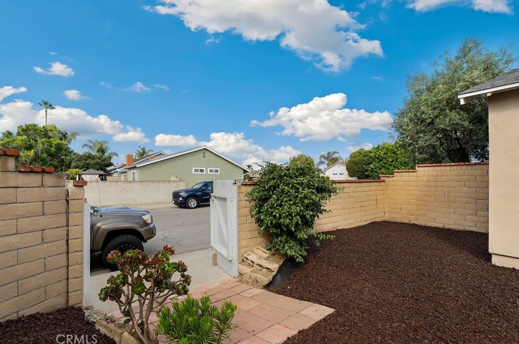 6842 Capstone Dr, Huntington Beach CA  92647-5606 exterior