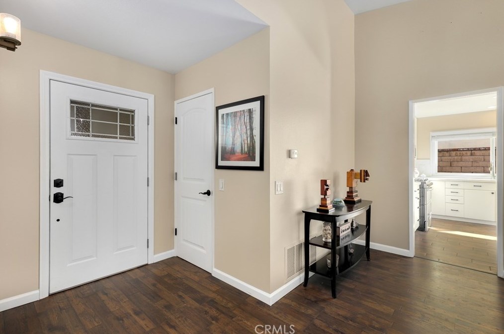 6842 Capstone Dr, Huntington Beach CA  92647-5606 exterior