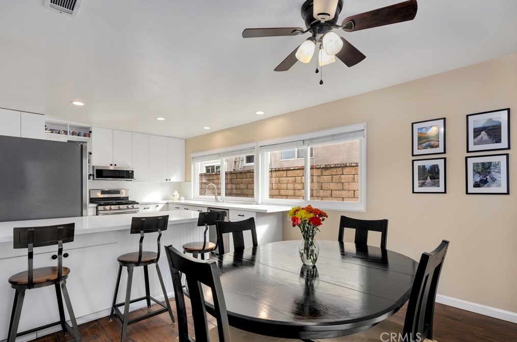 6842 Capstone Dr, Huntington Beach CA  92647-5606 exterior