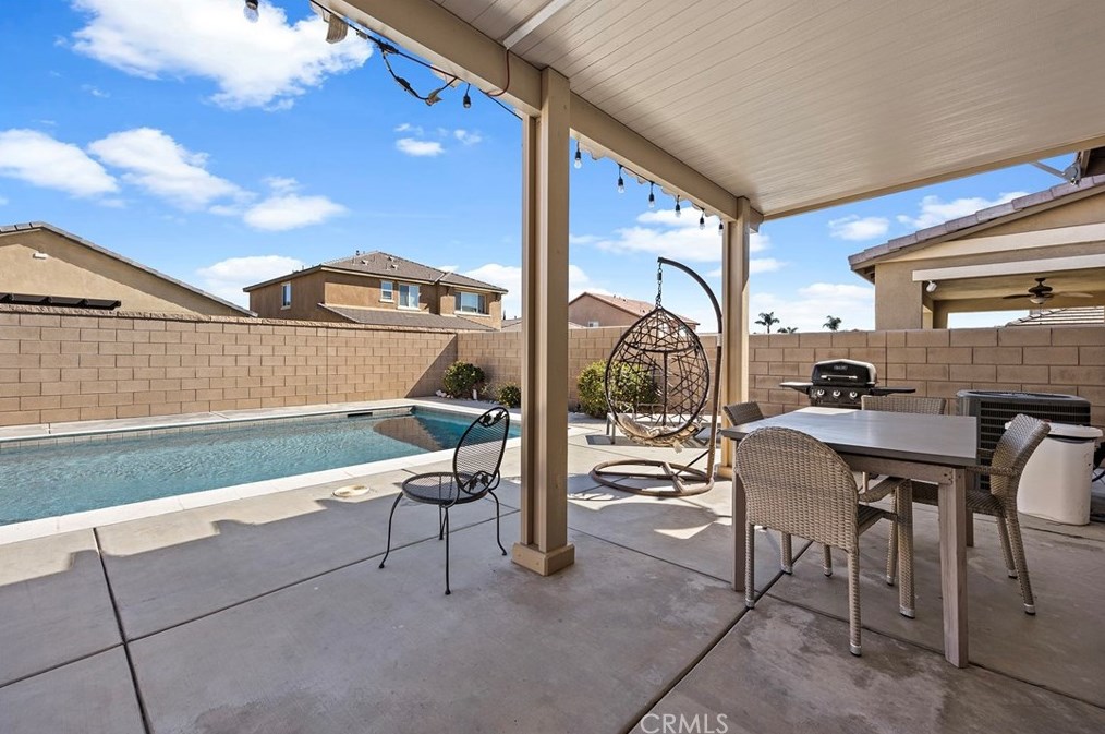 6977 Acacia Ave, Fontana CA  92336-1531 exterior