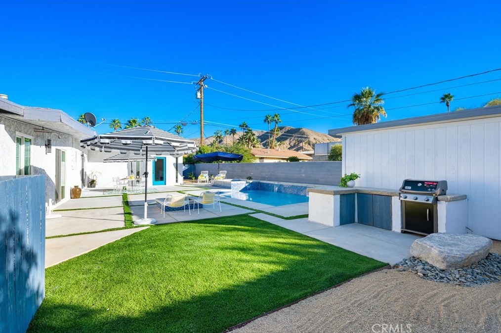 38855 Paradise Way, Cathedral City CA  92234-2356 exterior