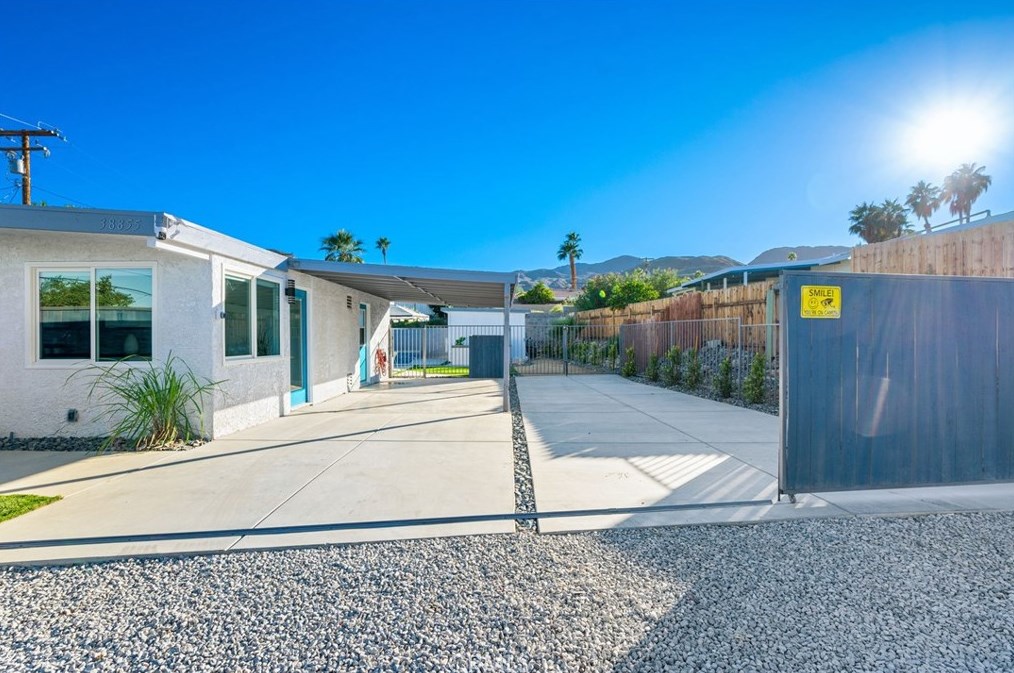 38855 Paradise Way, Cathedral City CA  92234-2356 exterior