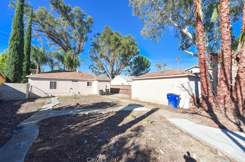 7032 Crebs Ave, Los Angeles CA  91335-4024 exterior