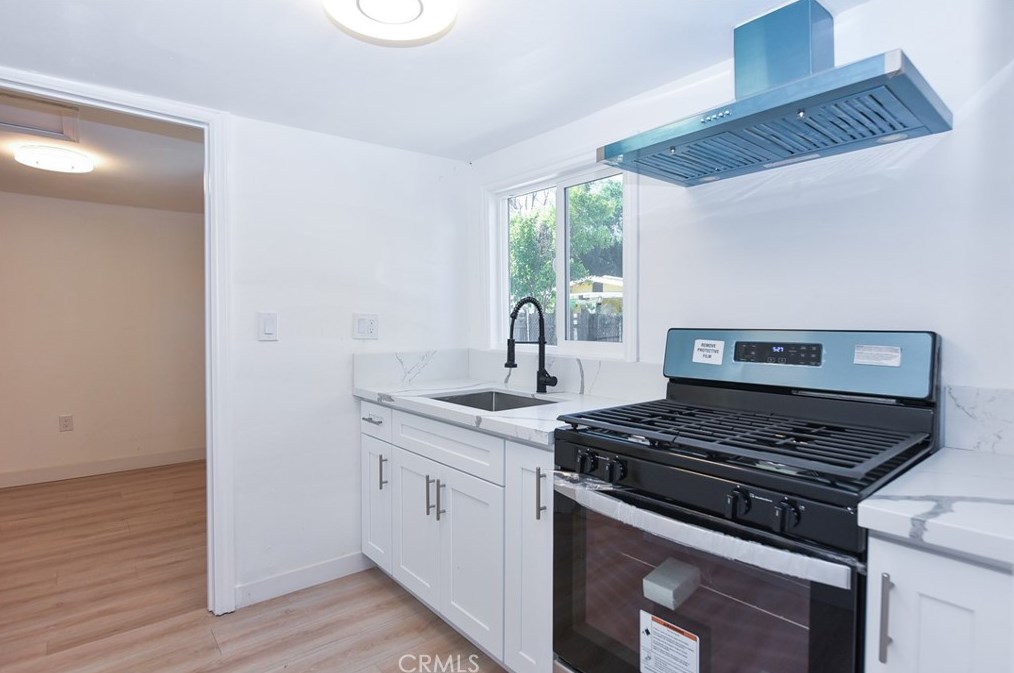 7032 Crebs Ave, Los Angeles CA  91335-4024 exterior