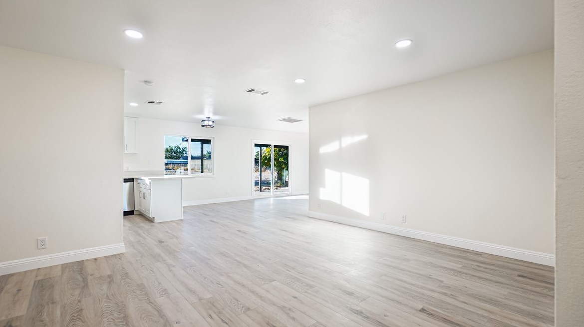 8898 8th Ave, Hesperia CA  92345-3963 exterior