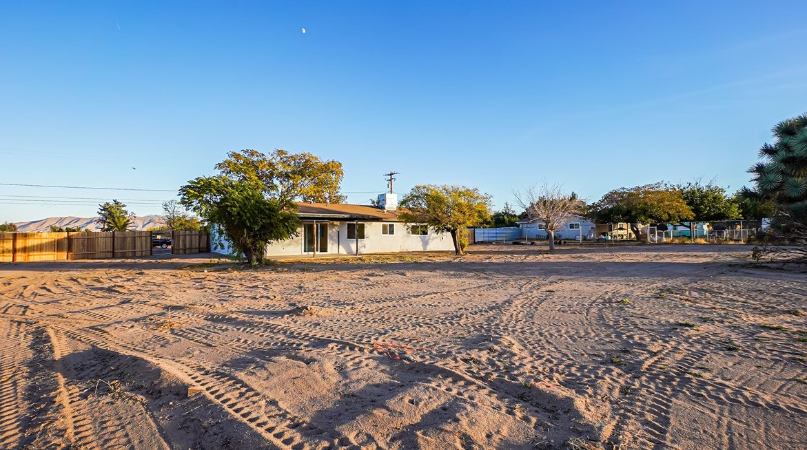 8898 8th Ave, Hesperia CA  92345-3963 exterior