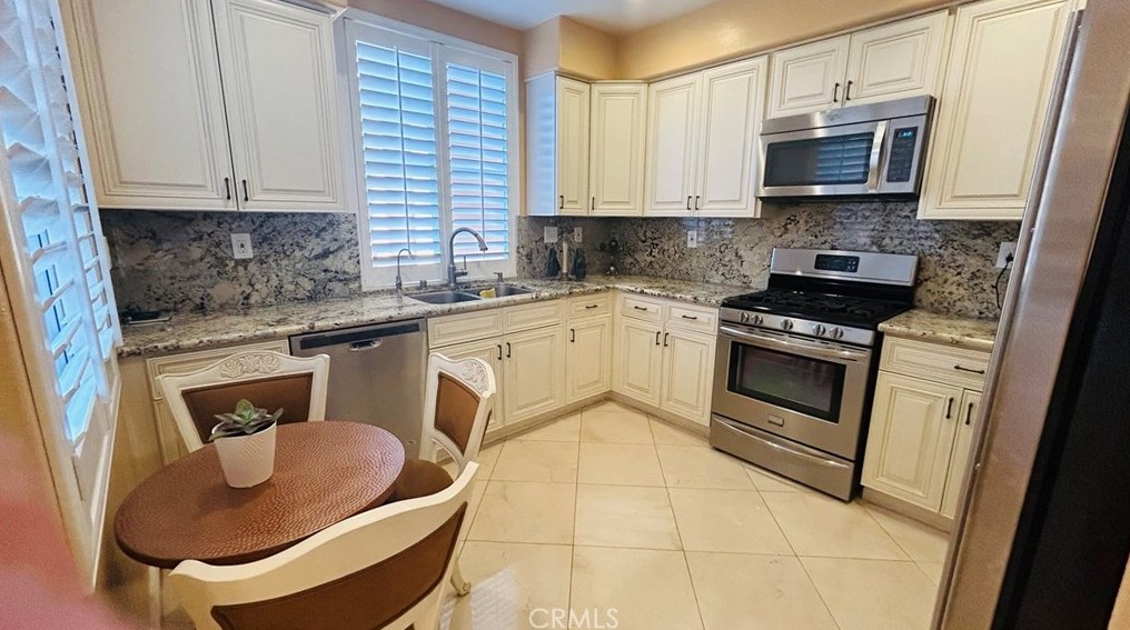 1405 Reggio Aisle, Irvine CA  92606-8879 exterior