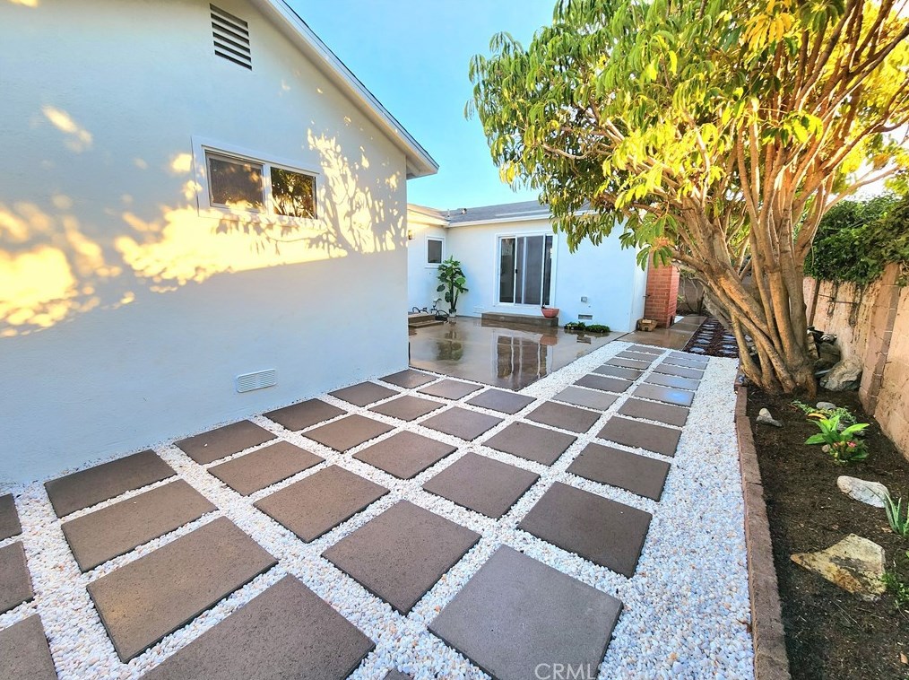 16141 Davis Ln, Huntington Beach CA  92649-2414 exterior