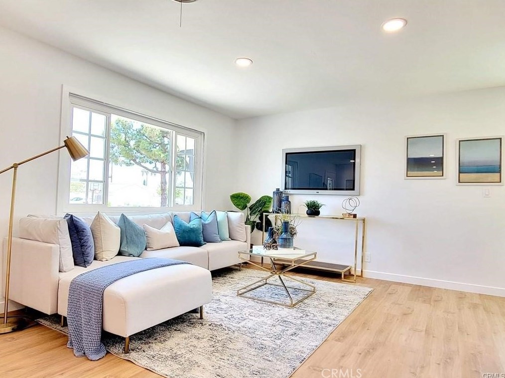 16141 Davis Ln, Huntington Beach CA  92649-2414 exterior