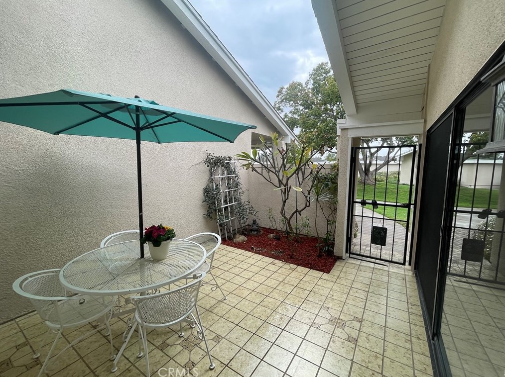 8686 Merced Cir, Huntington Beach CA  92646-8617 exterior