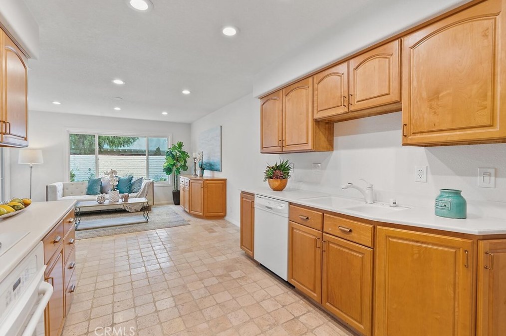 17 Butler St, Irvine CA  92612-2724 exterior