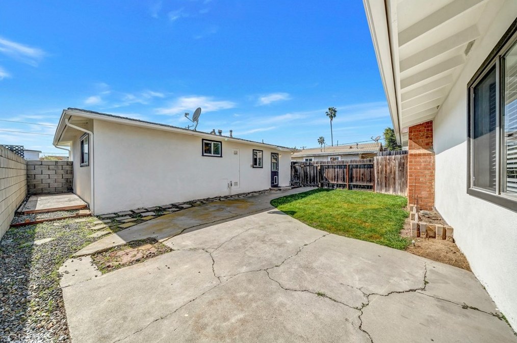 276 Costa Mesa St, Costa Mesa CA  92627-2230 exterior