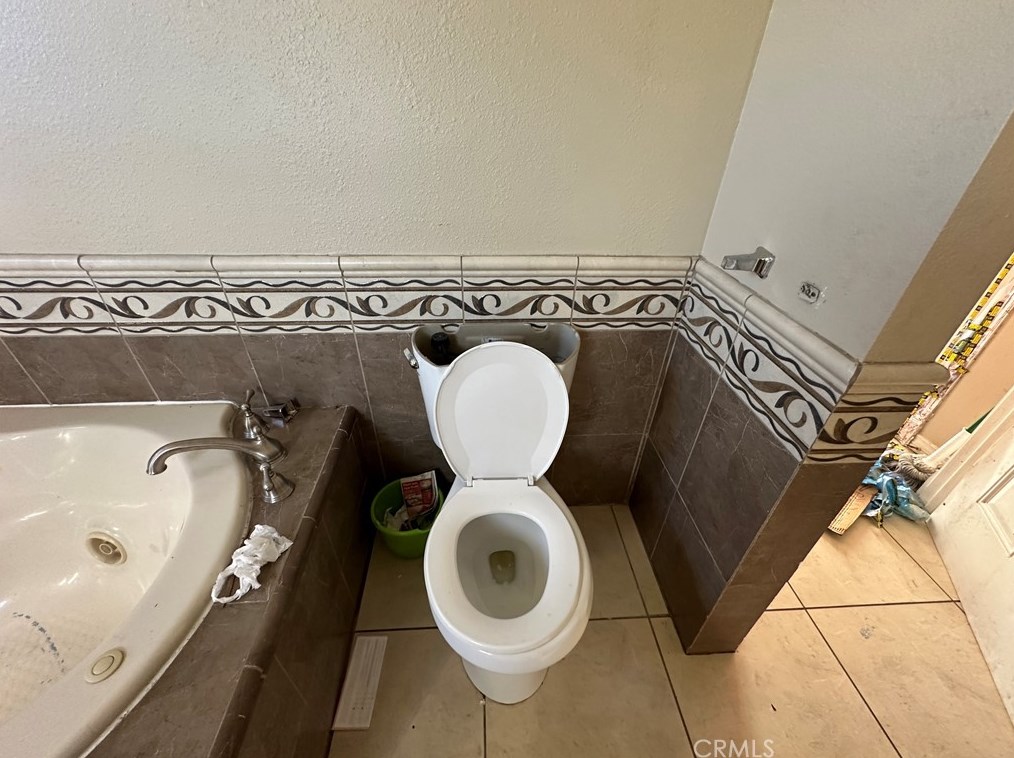 240 Wilart Pl, Pomona CA  91768-1752 exterior