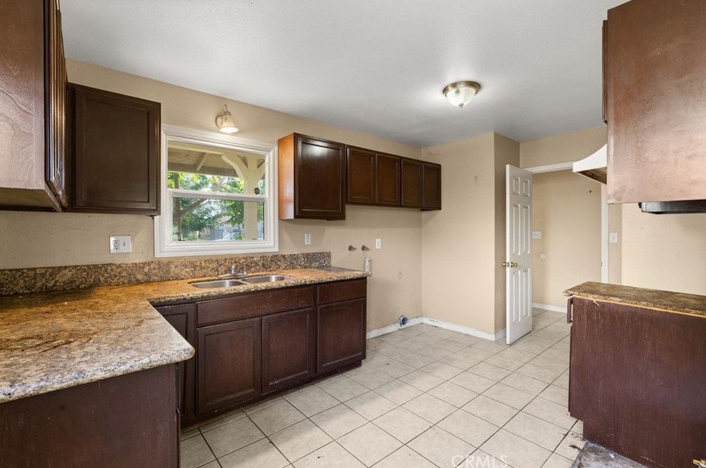 218 Mtn Vw St, Santa Ana CA 92703-4021 exterior