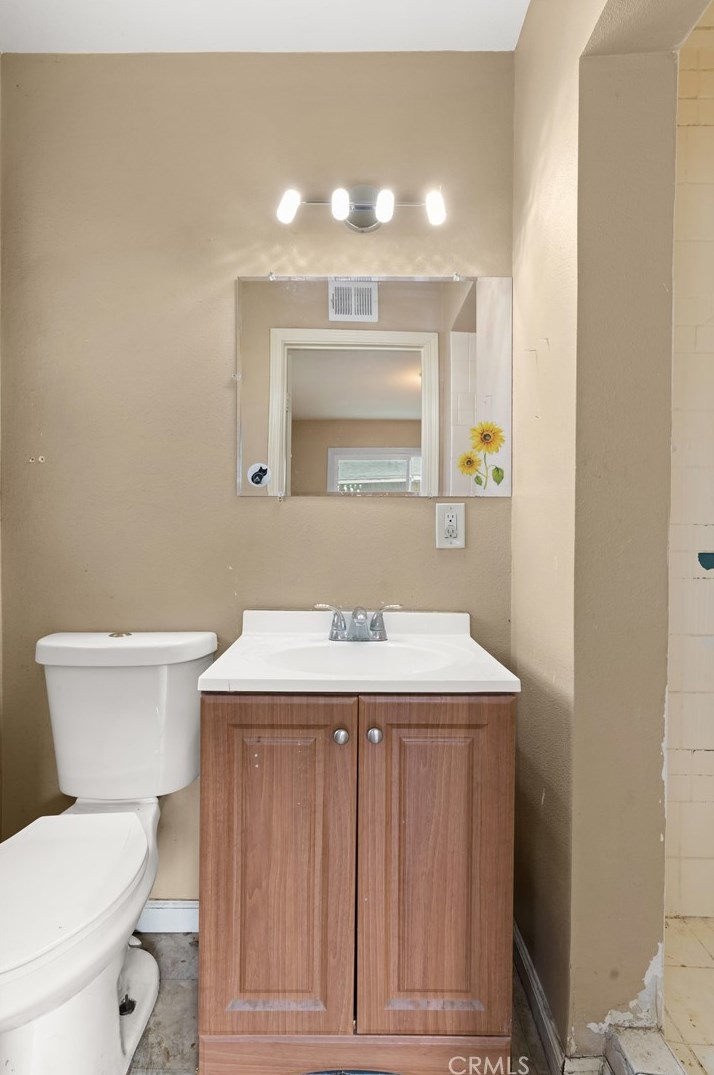 218 Mtn Vw St, Santa Ana CA 92703-4021 exterior